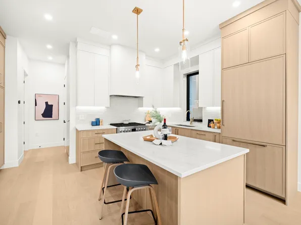 2965 Glen Dr, Vancouver, BC V5T 0B1