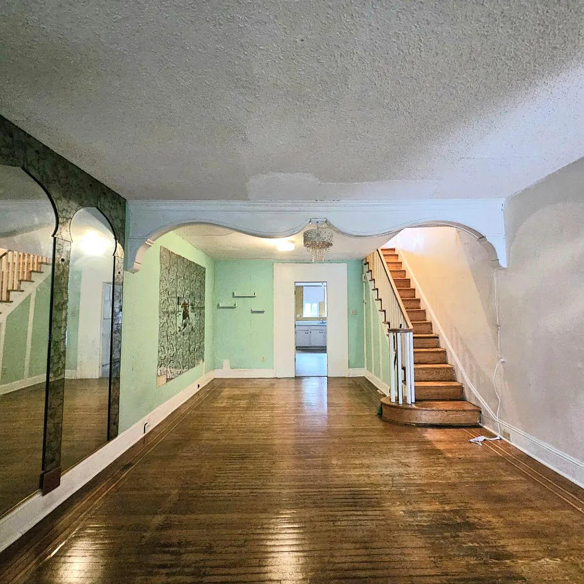 3 bed, 1.0 bath, 1079 sqft, $1,650 — Photo 2