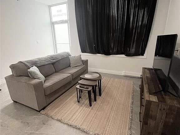5th image of 806 Ottawa St
