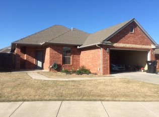 813 SW 37th St, Moore, OK 73160