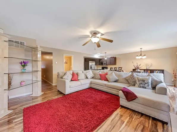 3512 Candlebrook Ct, Florissant, MO 63034