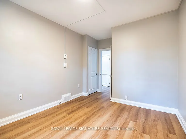 688 Aylmer St N — Photo 11