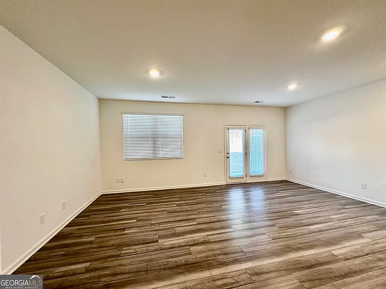 1066 Paddington Dr — Photo 3