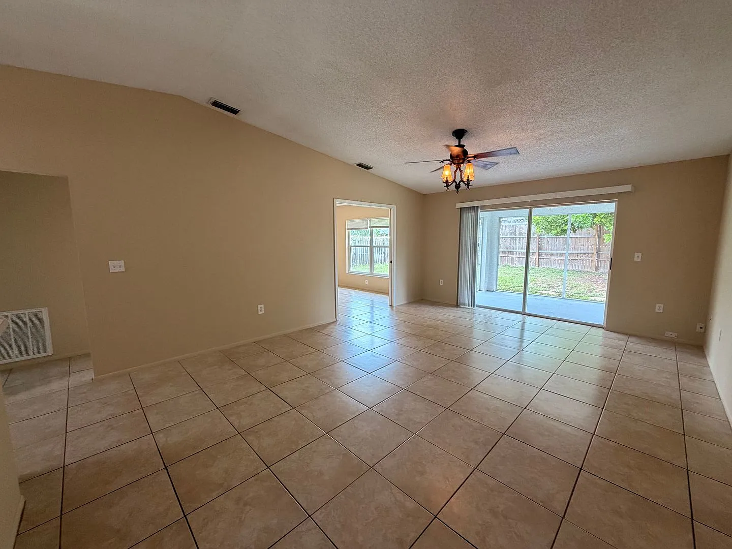 Spacious 3/2 with 2 car garage — Photo 1