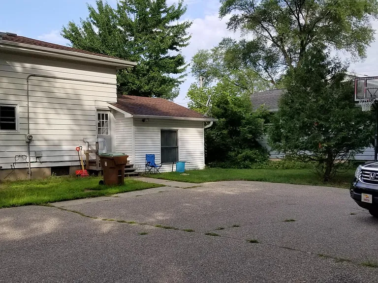 475 Clayton Ave — Photo 9