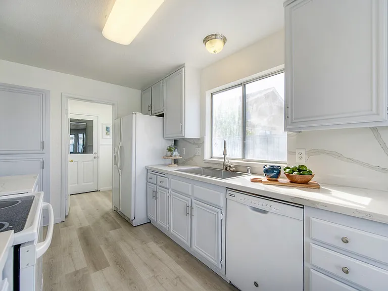 14 Fernwood Ct — Photo 7