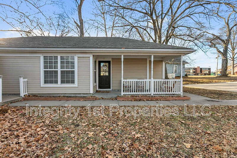 5 bed, 3.5 bath, 1623 sqft, $3,100 — Photo 2