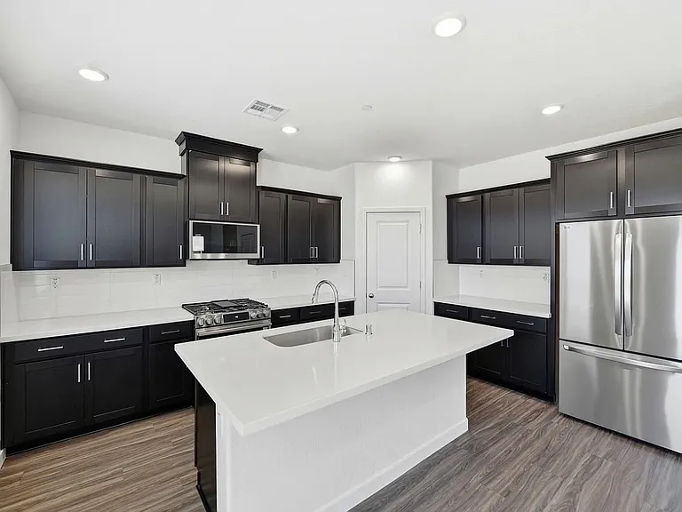1211 Leonhardt Loop — Photo 2