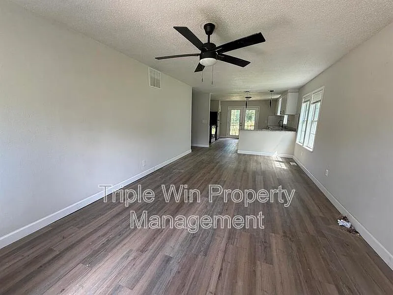 3 bed, 2.0 bath, 1184 sqft, $1,600 — Photo 2