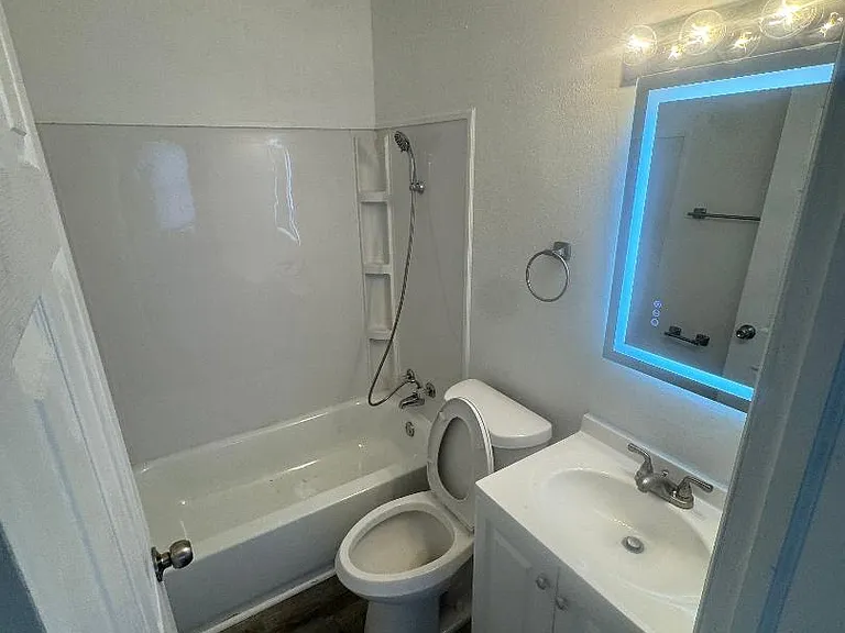 1807 E Walnut St — Photo 1
