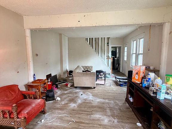 3rd image of 225 E High St