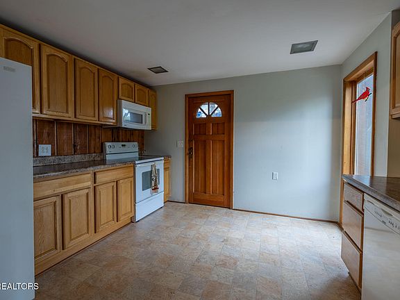 2nd image of 151 Lakeview Cir