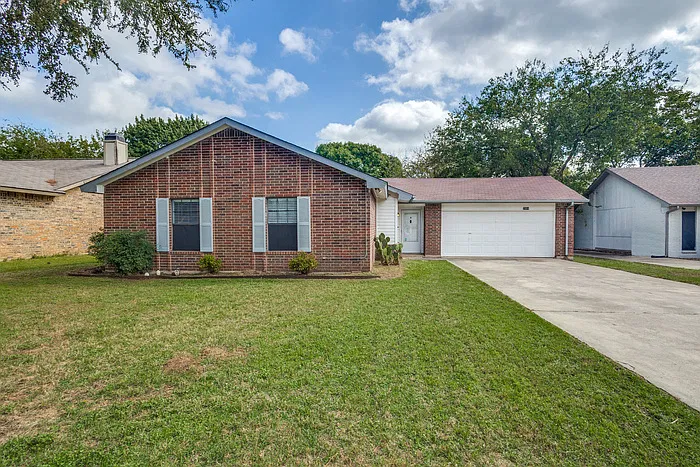 3 bed, 2.0 bath, 1212 sqft, $2,000 — Photo 2