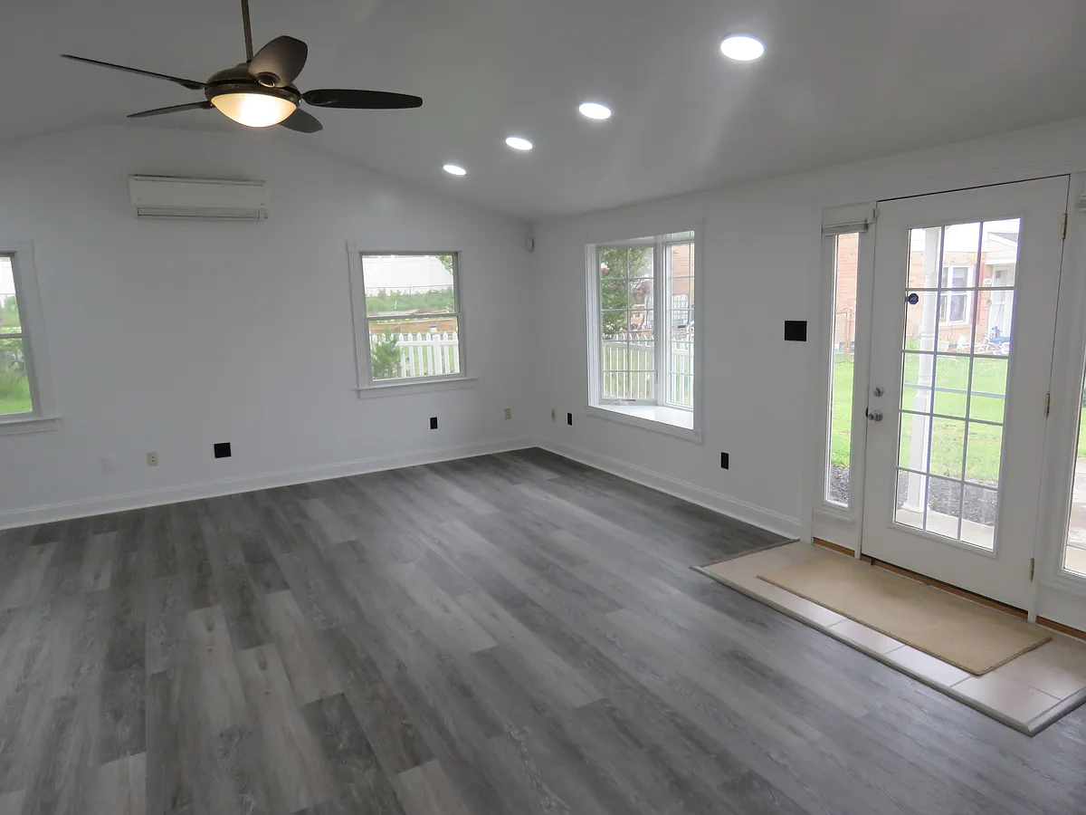 Building Photo - 6261 Patrick Henry Ct
