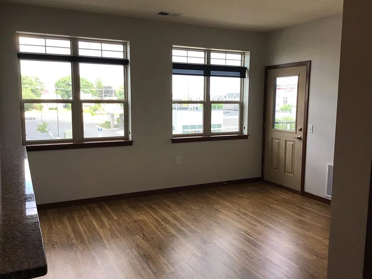 128 E Wisconsin St — Photo 4