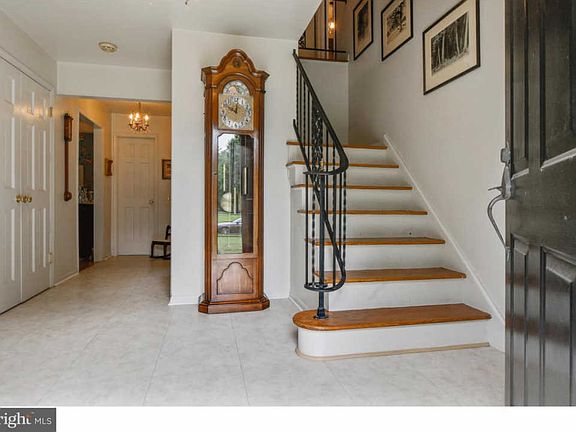 4th image of 18 Lakeshore Dr