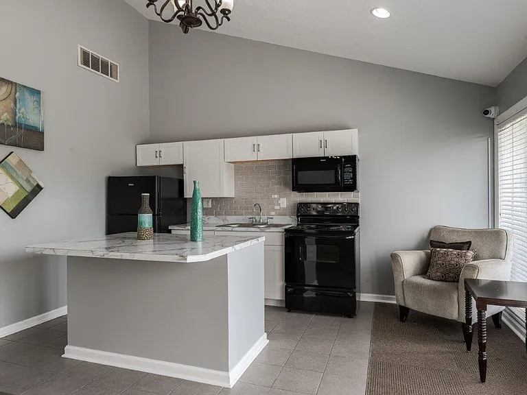 Lakeshore Reserve Off 86th Apartments and Townhomes — Photo 16