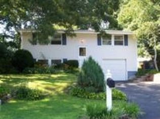 29 Cabin Ln, East Setauket, NY 11733