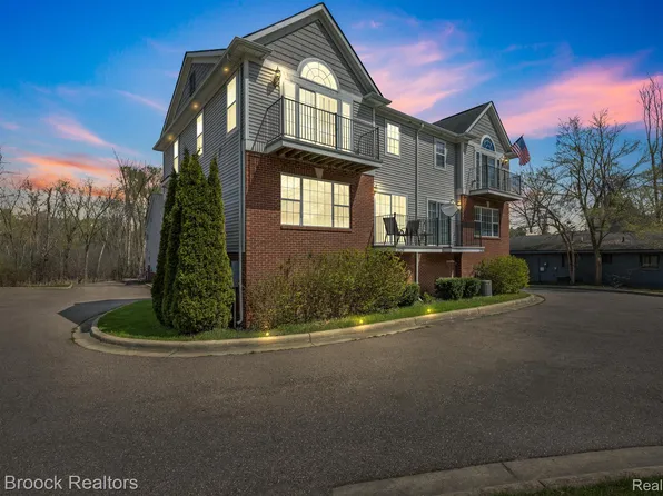 2036 Decker Rd, Walled Lake, MI 48390