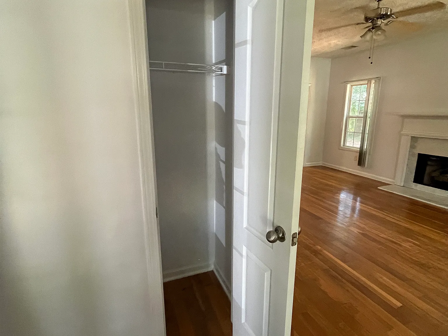 4 bed, 2160 sqft, $2,400 — Photo 4