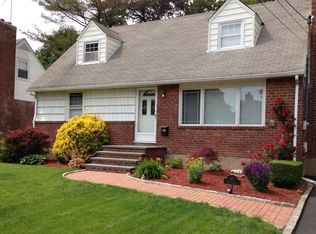 197 Elm St, Roslyn Heights, NY 11577
