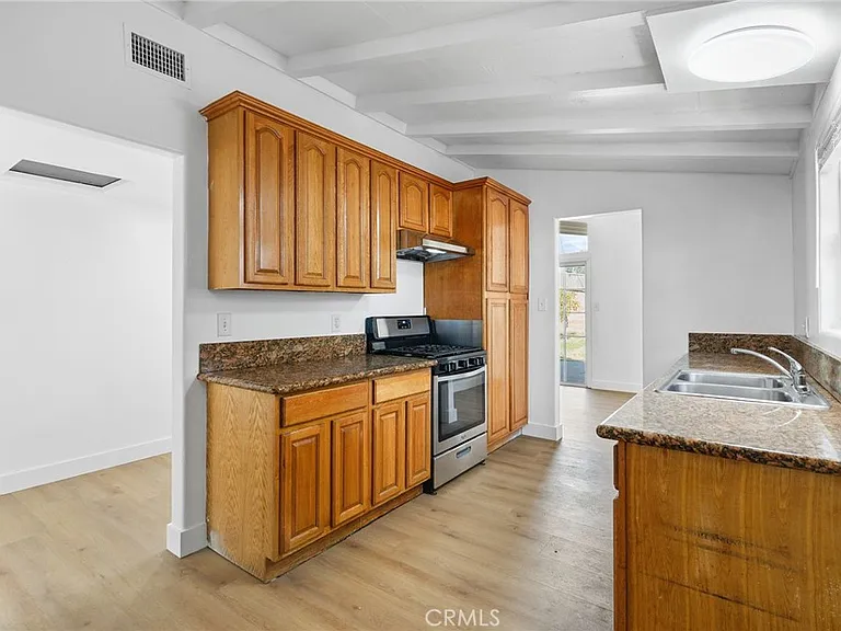 20321 Hamlin St — Photo 12