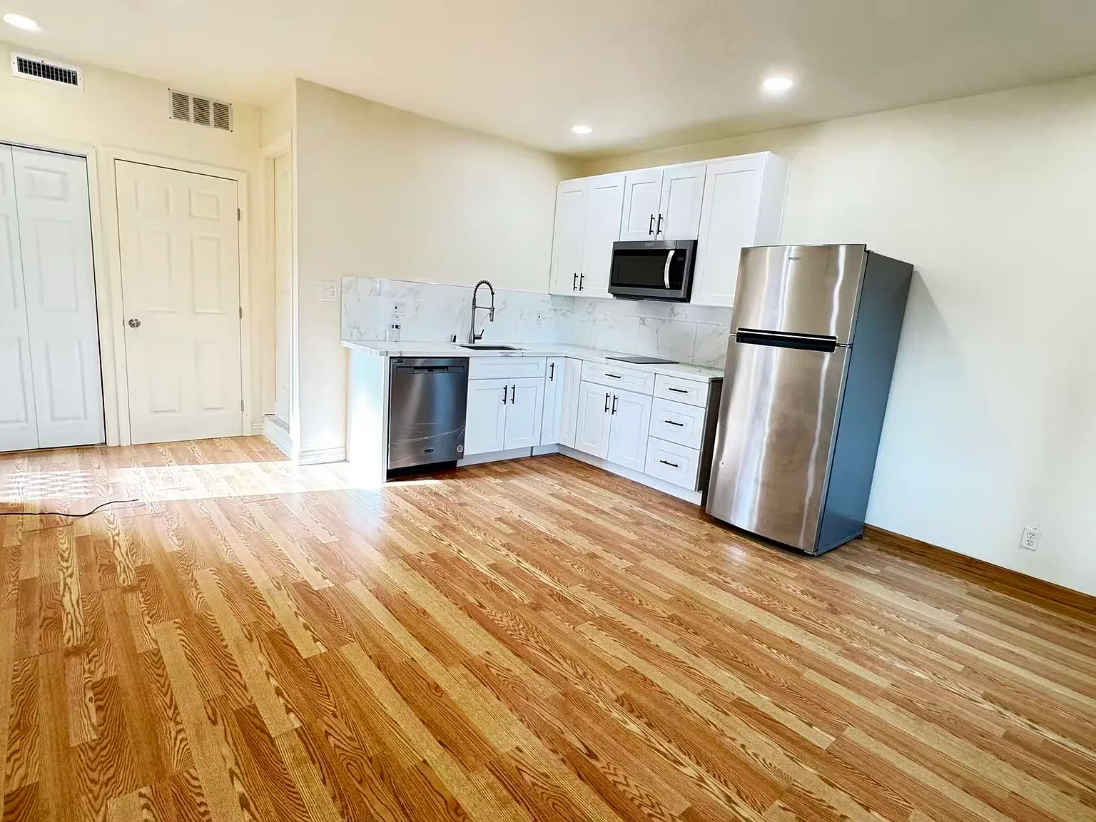 3461 Flora Vista Ave — Photo 2