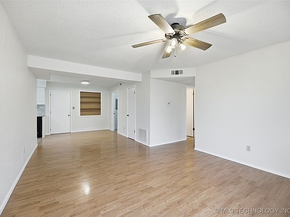 5th image of 320 Heron Cir