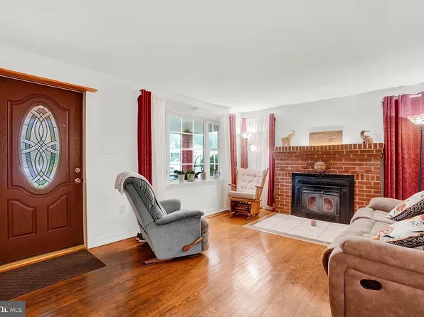 22 S 7th St, Mount Wolf, PA 17347
