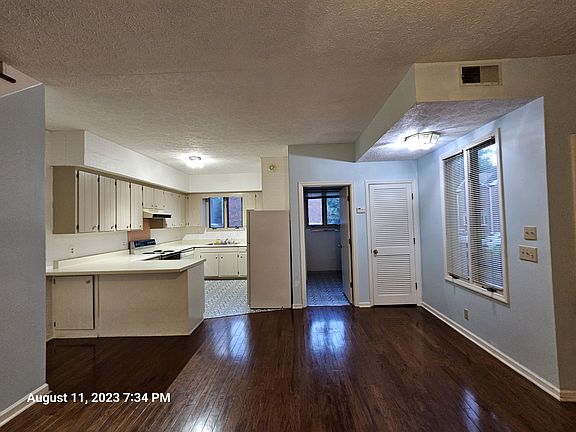 3rd image of 2828 Westwood Ave