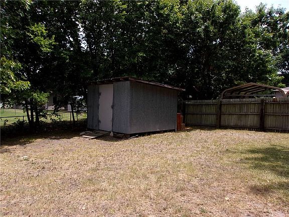 4th image of 3207 Poplar St