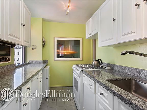 4th image of 32 Gramercy Park S #8L