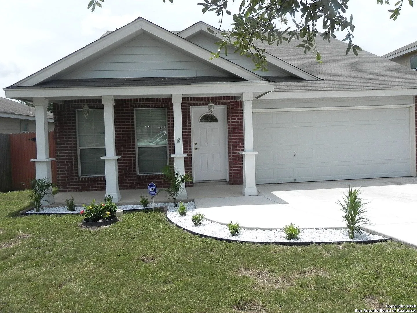 Gonzalez 331 — Photo 1