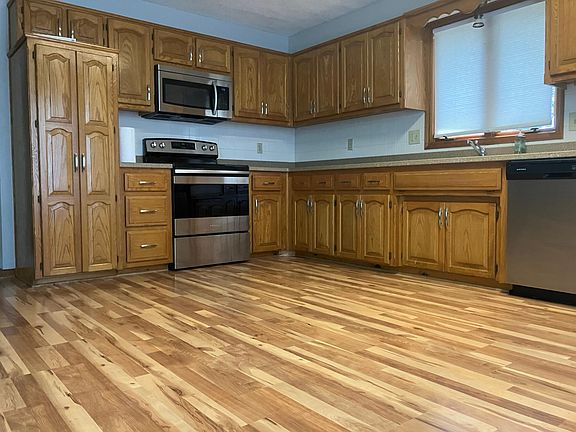 2nd image of 623 Camelot Dr