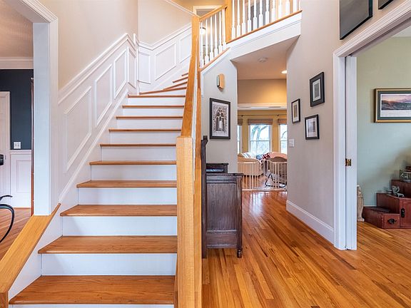3rd image of 1207 Village Way S