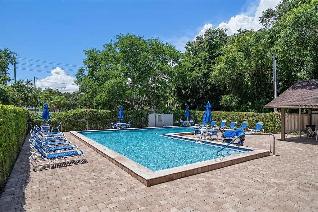 2 bed, 2.0 bath, 976 sqft, $2,300 — Photo 2
