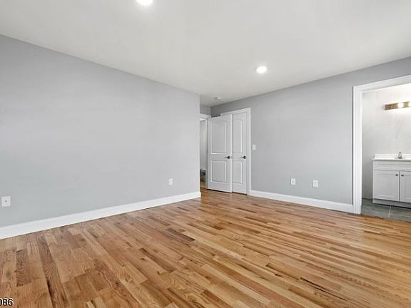 5th image of 337 Elm St Floor 2
