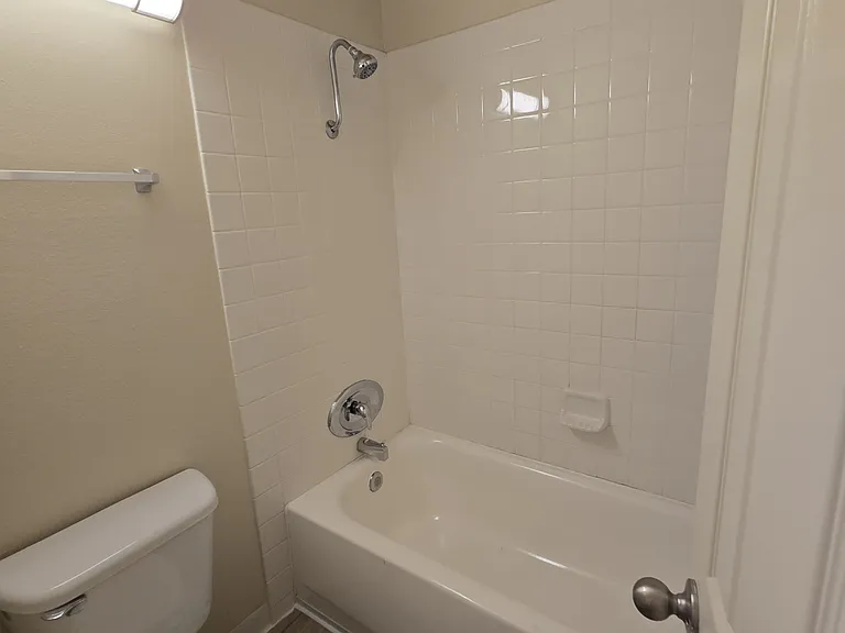 El Capitan Apartments — Photo 11
