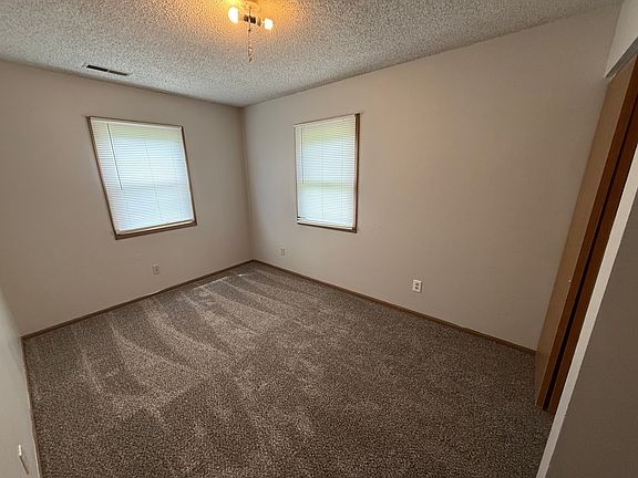 3rd image of 831 E Prairie Hill Dr