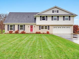 21660 Hillcrest Dr, Waukesha, WI 53186