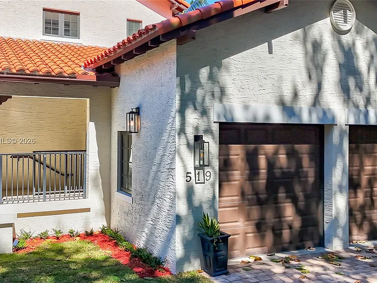 519 Alhambra Cir — Photo 6