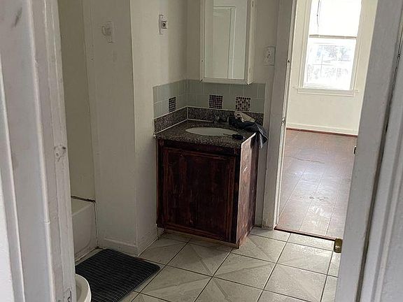 5th image of 219 University Ave