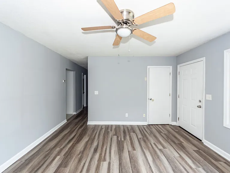 107 Greenhurst Ave — Photo 4