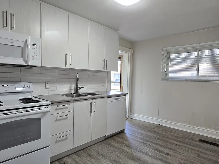 75 Rogers Ave — Photo 7