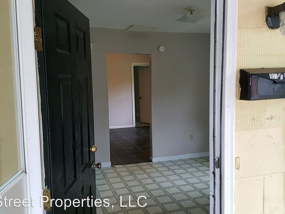2nd image of 1117 1/2 King St