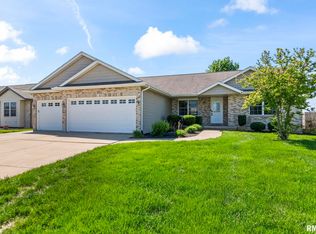 420 Garvey Ln, Chatham, IL 62629