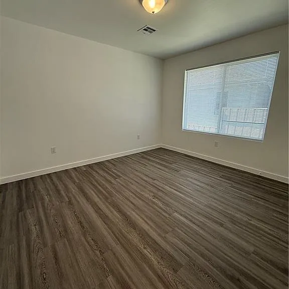717 N Woodlawn Ave — Photo 9