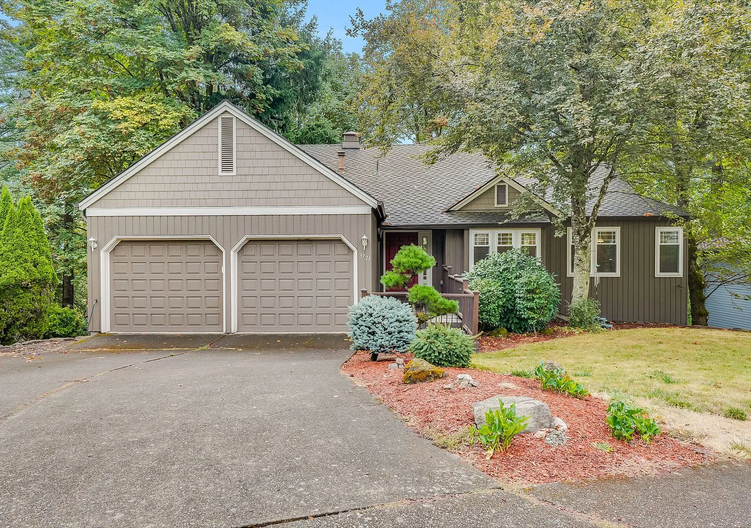 Beautiful 4 bed, 2.5 bath home with central A/C in Lake Oswego! — Photo 1