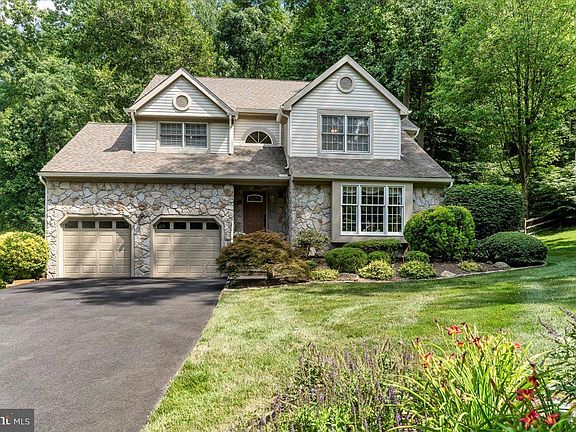 4th image of 19 Canterbury Dr