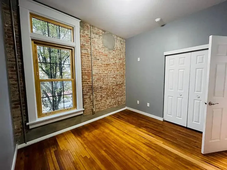 702 Lincolnway — Photo 4